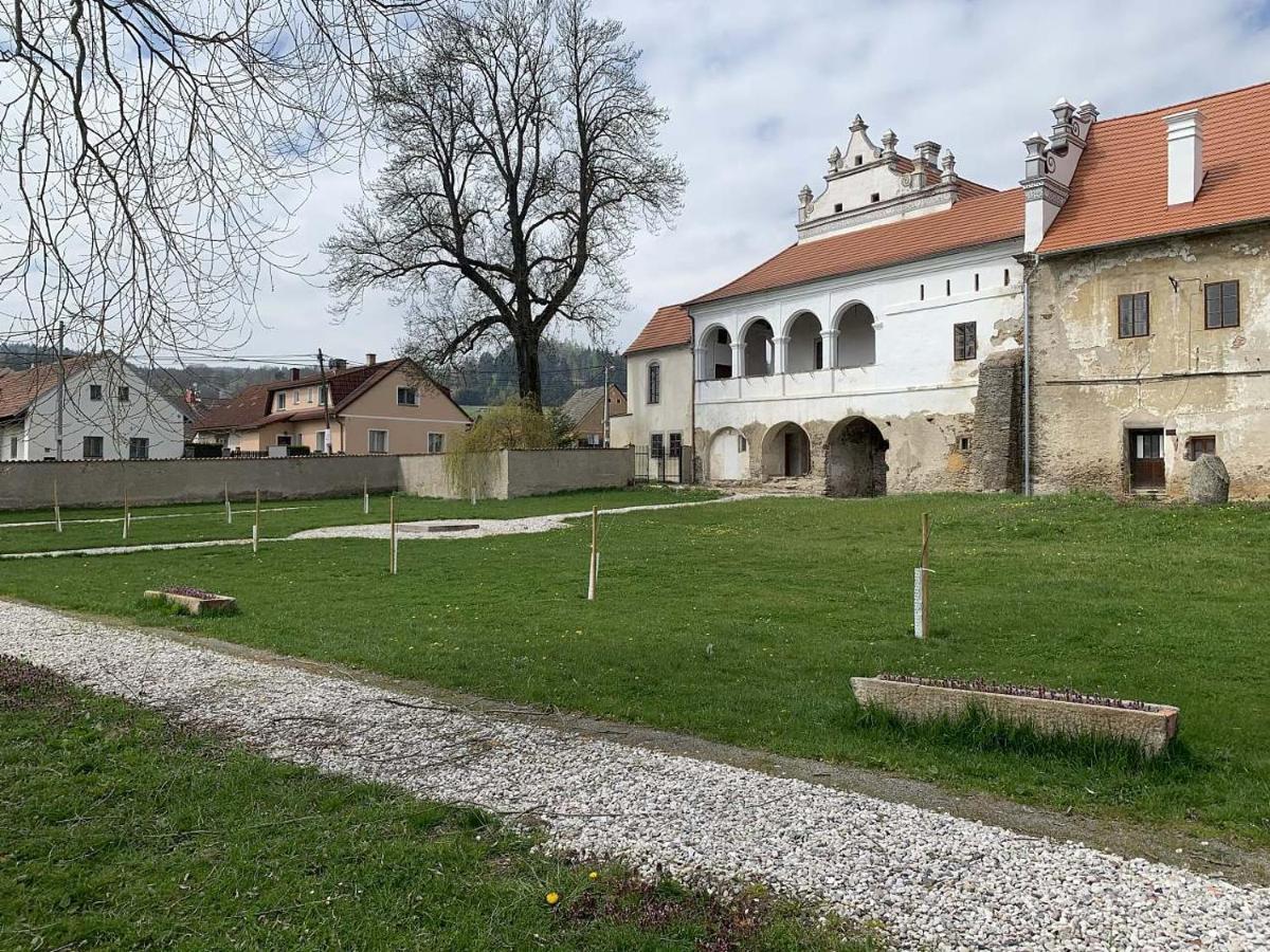 Zamek Mokrosuky Buitenkant foto
