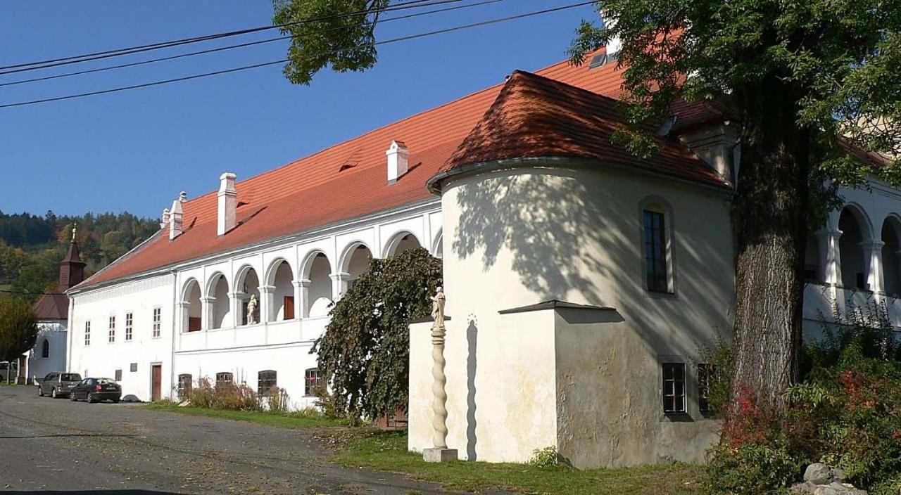 Zamek Mokrosuky Buitenkant foto