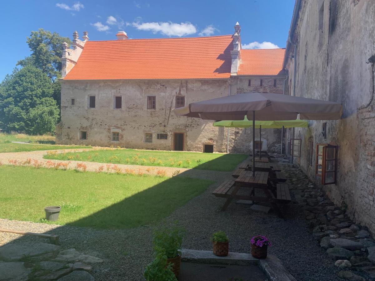 Zamek Mokrosuky Buitenkant foto