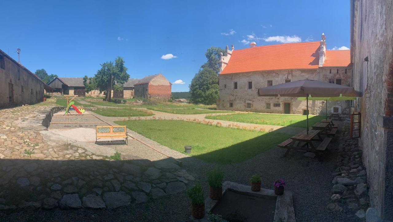 Zamek Mokrosuky Buitenkant foto