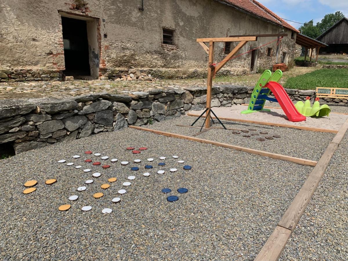 Zamek Mokrosuky Buitenkant foto
