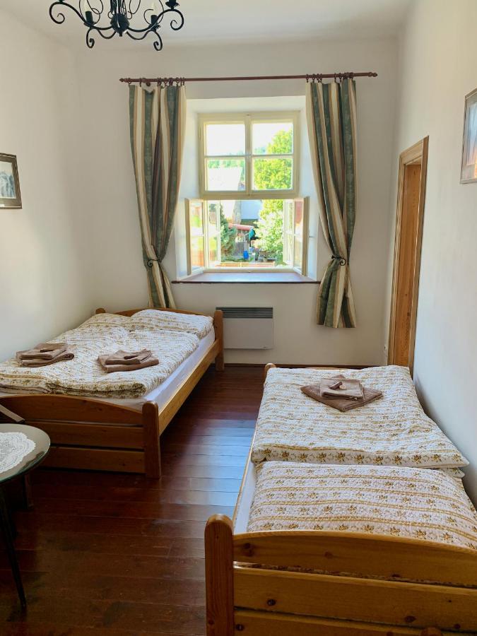 Zamek Mokrosuky Buitenkant foto